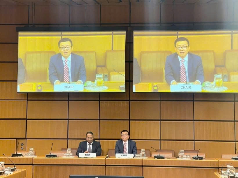 Ambassador Vu Le Thai Hoang chairs a ceremony in Vienna, Austria, on July 2 to hand over the Asia-Pacific Group - APG Chairmanship to India. (Photo: VNA)