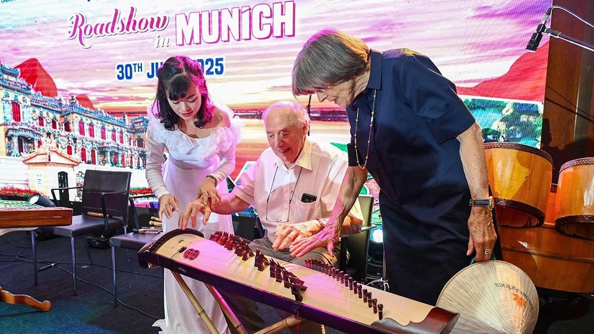 German participants try exploring Vietnam's traditional musical equipment. (Photo: organisers)
