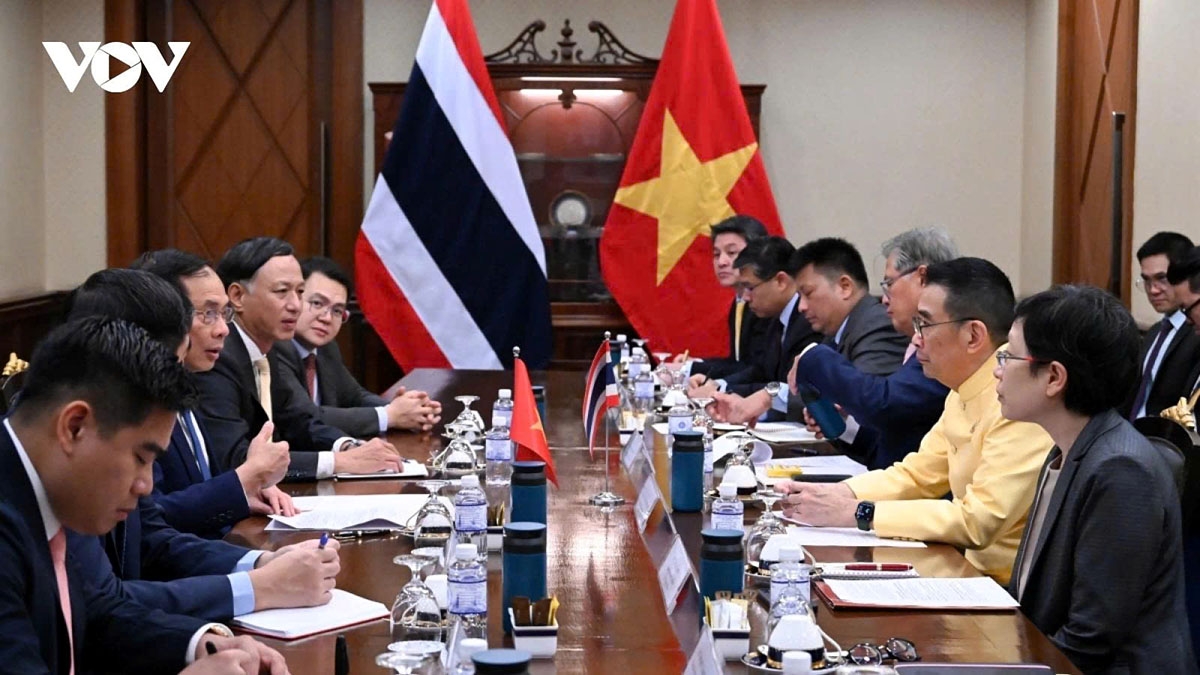 Deputy Prime Minister and Foreign Minister Bui Thanh Son says Vietnam is ready to assist Cambodia and Thailand in enforcing the July 28 ceasefire agreement, during his talks with Thai Foreign Minister Maris Sangiampongsa in Bangkok on July 29