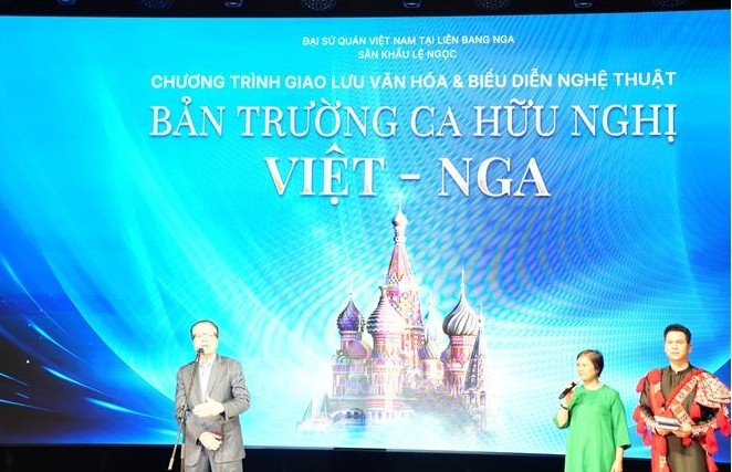 Vietnamese Ambassador to Russia Dang Minh Khoi (left) delivers welcome remarks at the program (Photo: VNA)