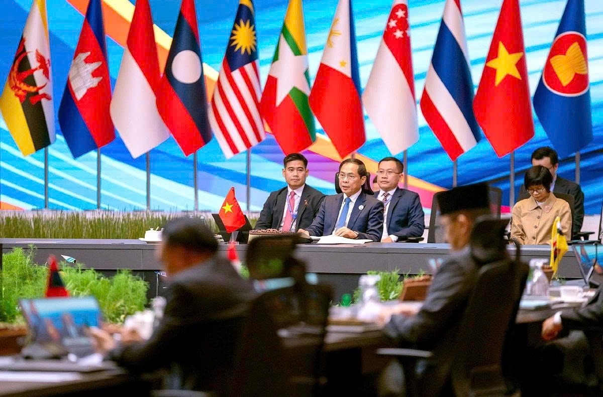 Vietnamese Deputy Prime Minister and Minister of Foreign Affairs Bui Thanh Son co-chairs the ASEAN - UK Ministerial Meeting in Kuala Lumpur, Malaysia, on July 11, 2025. (Photo: MOFA)