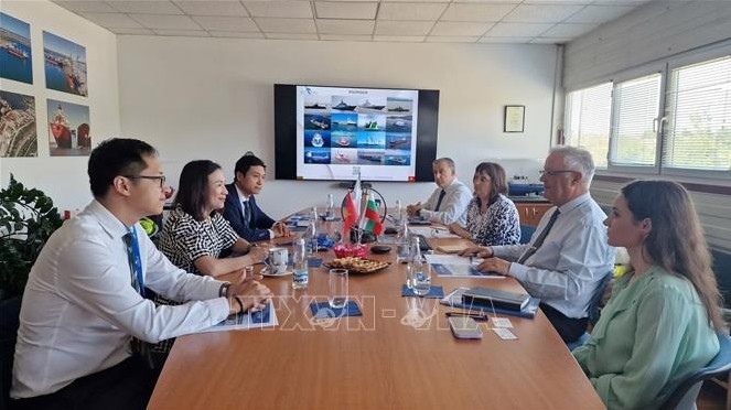 Vietnamese Embassy delegation in Bulgaria, led by Ambassador Nguyen Thi Minh Nguyet, works with Vaptsarov Naval Academy. (Photo: VNA)