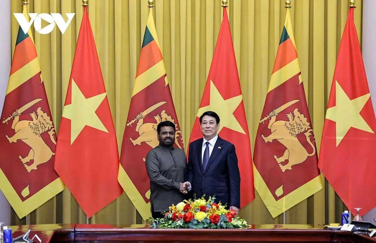 Vietnamese President Luong Cuong (R) and Sri Lanka President Anura Kumara Dissanayaka meet in Hanoi in May 2025 during the latter's official visit to Hanoi