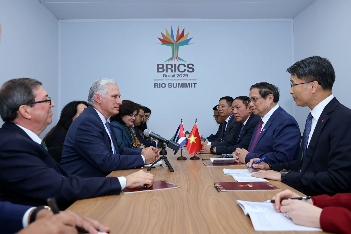Vietnamese Prime Minister Pham Minh Chinh and Cuban President of Cuba Miguel Diaz-Canel meet in Rio de Janeiro, Brazil, on the sidelines of the 2025 BRICS Summit. (Photo: VGP)