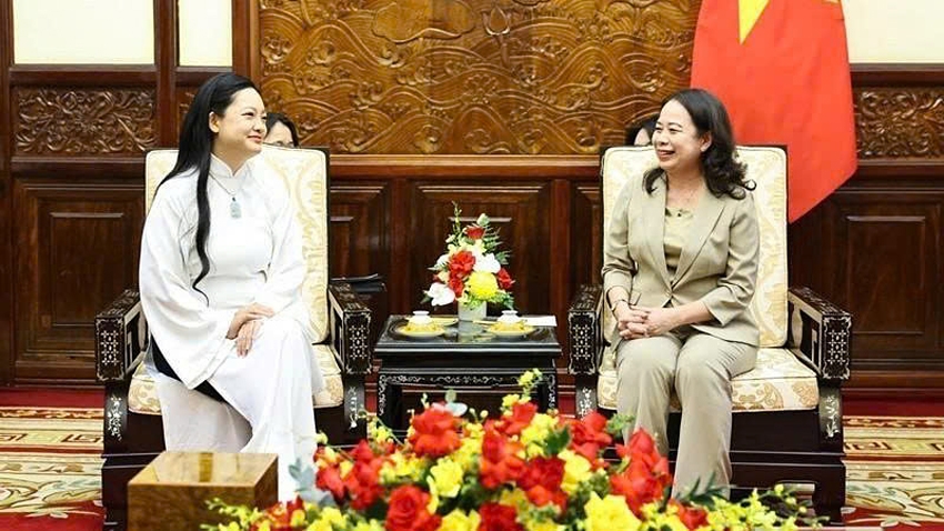 Vice President Vo Thi Anh Xuan (R) and Amada Nguyen, the first Vietnamese-American woman travelling into space, during their meeting in Hanoi on July 11. (Photo: VNA)