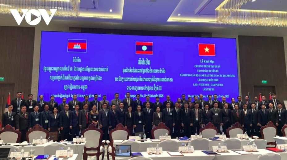 Young leaders and delegates from Vietnam, Laos and Cambodia pose for a commemorative photo