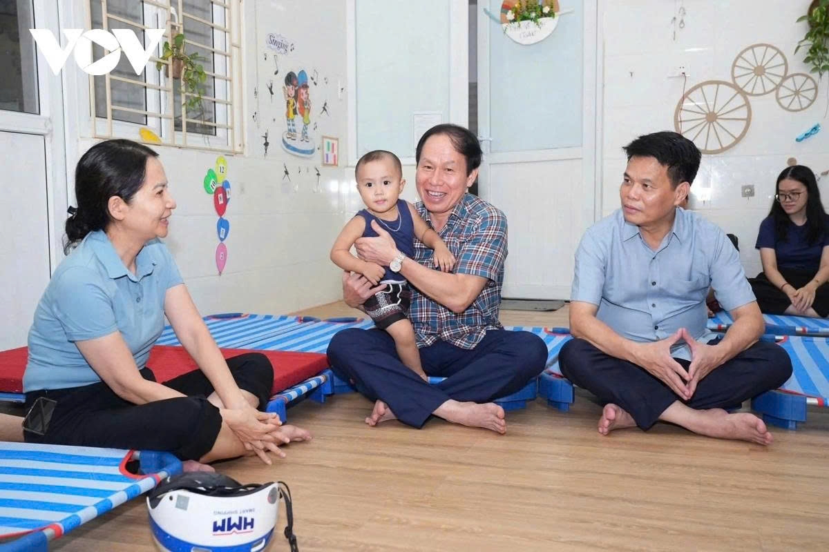 A leader of Hai Phong city visits a family in a storm shelter o the evening of July 21