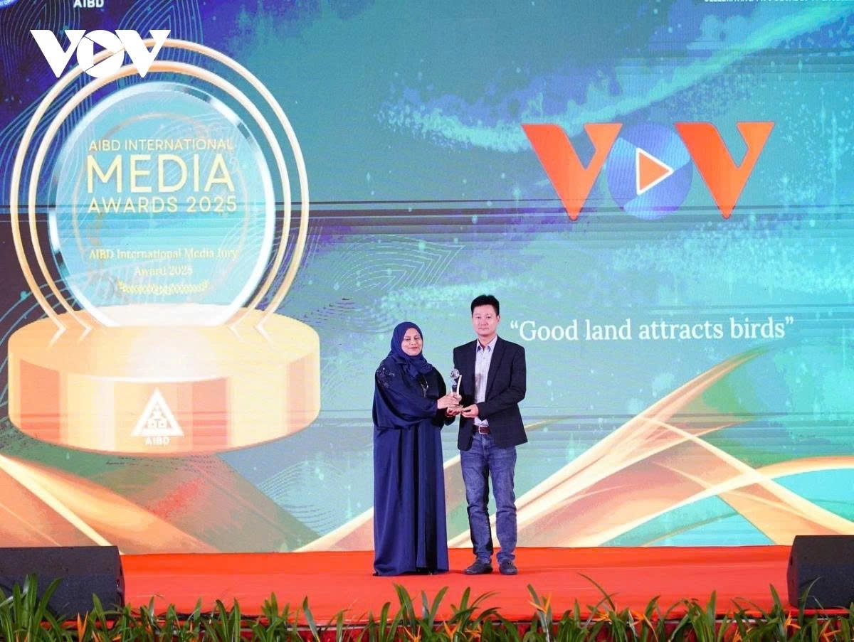A VOV representative receives the AIBD International Media Jury Award for its production Good Land Attracts Birds, at the awards ceremony held in Siem Reap, Cambodia, on July 23