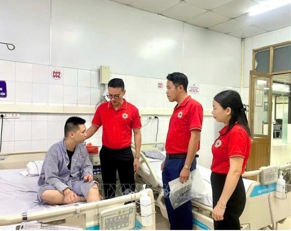 Leaders from the Red Cross Society of Quang Ninh province visit a victim of the boat capsizing.