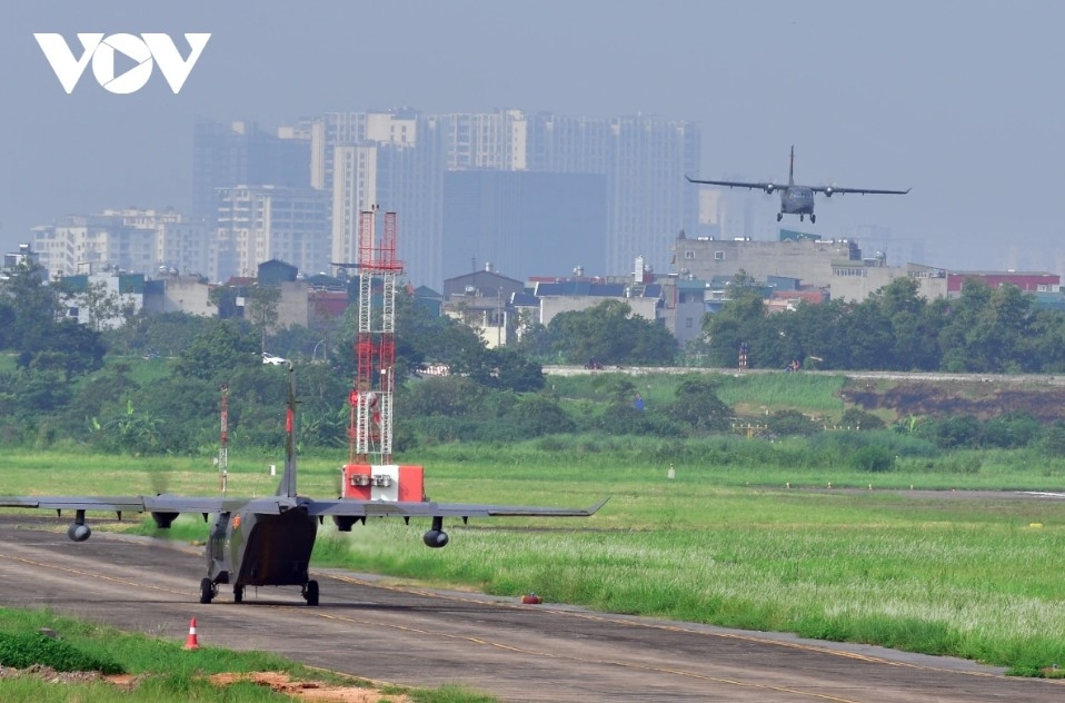 Brigade 918’s transport aircraft land safely at Gia Lam Airport after three-hour training session