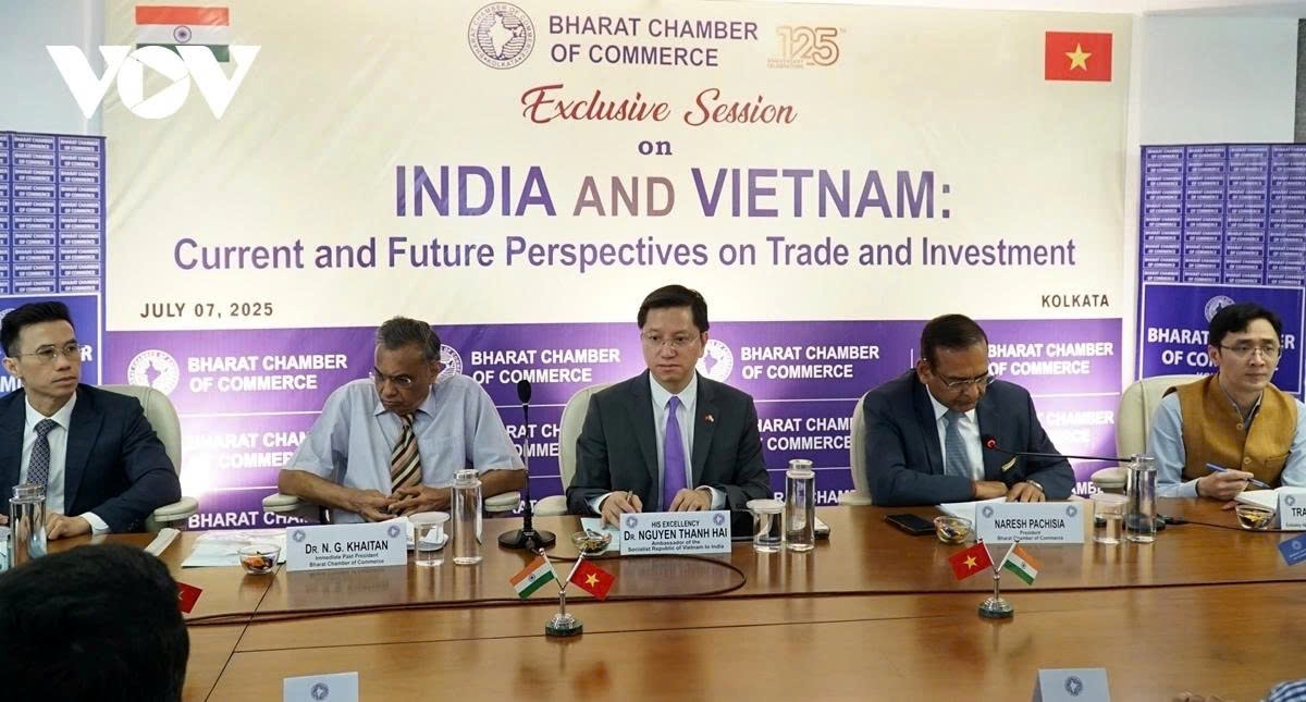 Ambassador Nguyen Thanh Hai (third from left) attends an India-Vietnam trade and investment promotion session during his working visit to West Bengal from July 6 - 8