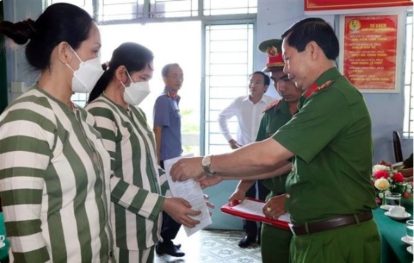 A police officer hands over amnesty decisions to prisoners in Soc Trang province