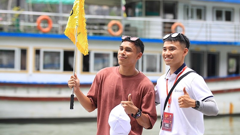 The trip is an opportunity for players, coaches and referees in the ASEAN region to learn about Vietnam. (Photo: nhandan.vn)