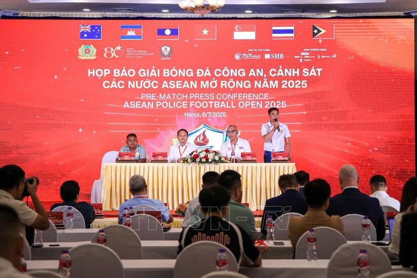 Team representatives speak at the press briefing. (Photo: VNA)