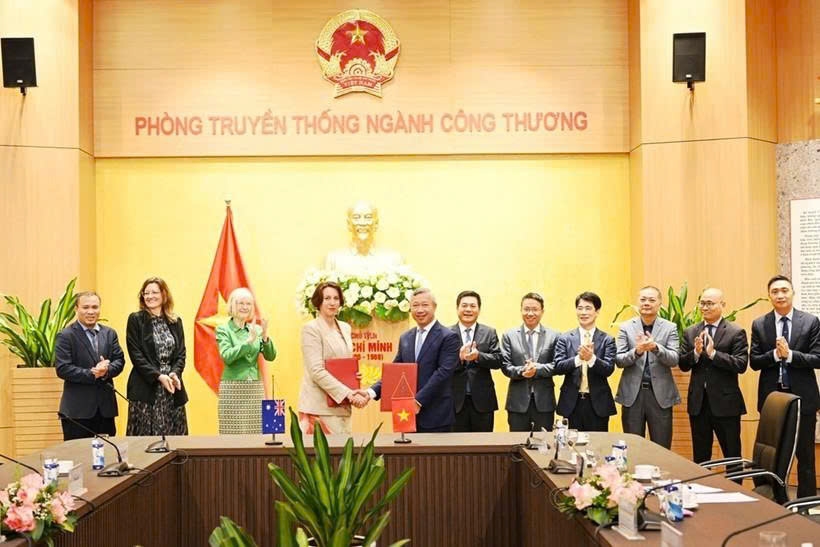 The signing ceremony of an MoU on cooperation to develop a competitive electricity market between the Electricity Authority of Vietnam and the Australian Embassy in Vietnam (Photo: Ministry of Industry and Trade)