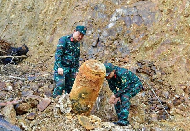 The bomb is transported by military engineers to a safe site for disposal.( Photo: VNA)