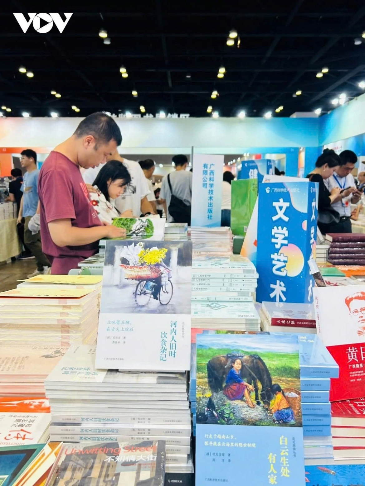 The Chinese edition of Vietnamese book "Hanoians: Stories of Eating and Drinking in the Past" 