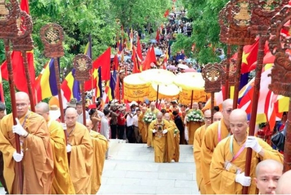 Thousands of people and Buddhists attend the procession of Sakyamuni Buddha's relics to Tam Chuc Pagoda