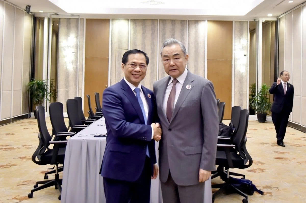 Vietnamese Deputy Prime Minister and Foreign Minister Bui Thanh Son and Chinese Foreign Minister Wang Yi meet in Malaysia on July 10, 2025 on AMM-58 sidelines