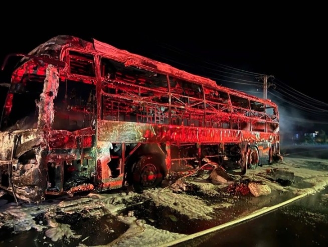 The fire guts the sleeper bus down to its frame (Photo: tuoitre.vn)