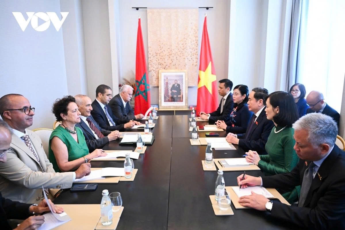 Tran Thanh Man, Chairman of the National Assembly of Vietnam, and Mustafa El Ktiri, President of the Morocco–Vietnam Friendship Association, and other officials exchange views on measures to strengthen the long-standing friendship between the two countries during their meeting on July 26