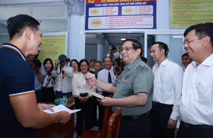 Prime Minister Pham Minh Chinh inspects the operation of the two-tier local administration in An Giang. province.