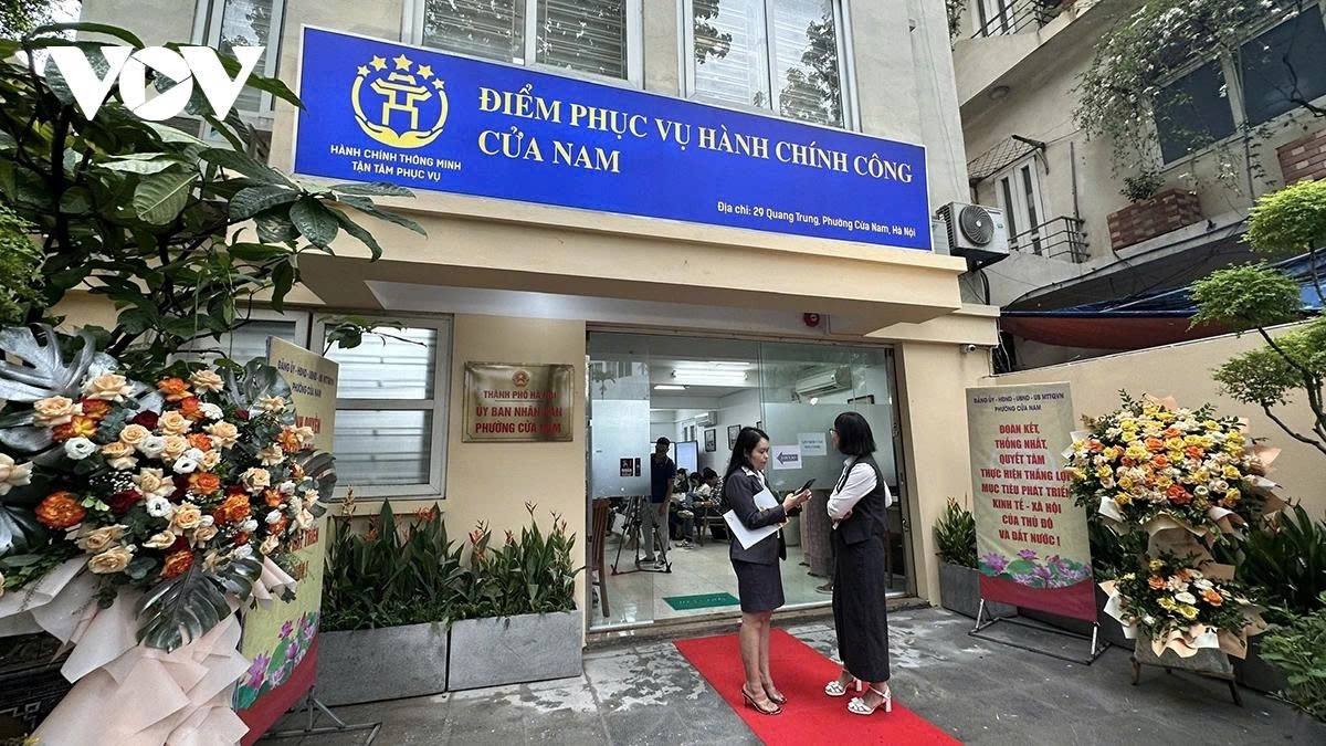 Civil servants of Cua Nam Ward, Hanoi, come ahead of time on July 1 to prepare for the day, aiming to offer optimal services
