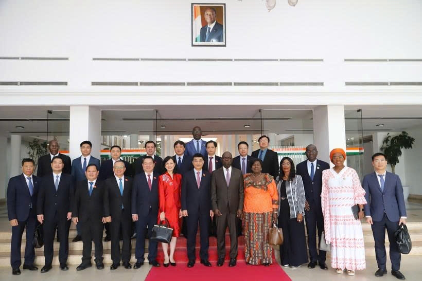 Delegates at the talks between Vice Chairman of the National Assembly (NA) Vu Hong Thanh and Vice President of the National Assembly of Côte d’Ivoire Woi Mela Gaston (Photo: VNA)