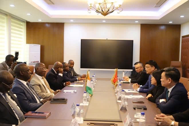 At a working session between Vice Chairman of the National Assembly (NA) Vu Hong Thanh and Minister of Foreign Affairs, African Integration and Ivorians Abroad Kacou Houadja Léon Adom (Photo: VNA)
