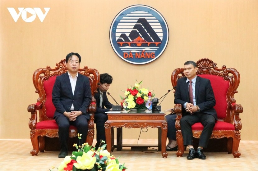 Nishi Tetsushi (L), vice chairman of the Sakai City’s Parliamentary Friendship Alliance, and Ho Ky Minh, vice chairman of the Da Nang City People's Committee, at the reception 