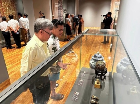 Visitors are captivated by the displays of rare antiques at the exhibition.