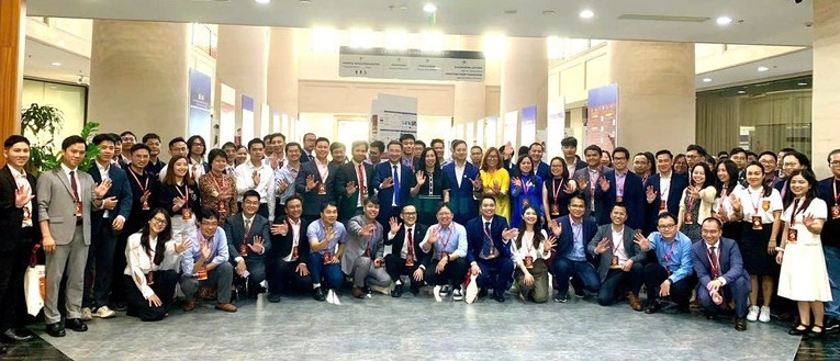 Delegates pose for a commemorative photo at the meeting.
(Photo: State Committee for Overseas Vietnamese Affairs)