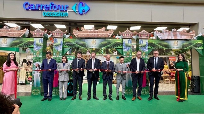 Delegates cut the ribbon to inaugurate the Vietnam Goods Week at Carrefour Collégien hypermarket (Photo:VNA)