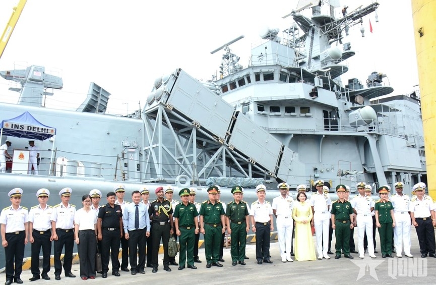 Delegates pose for a group photo (Photo:qdnd.vn)
