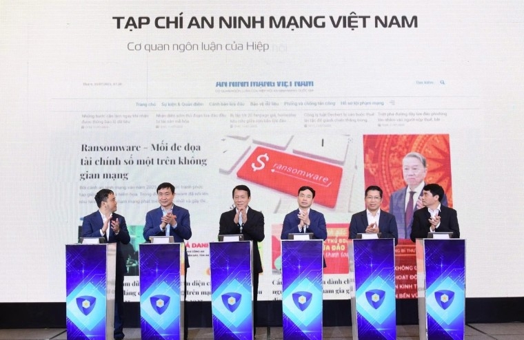Delegates press the button to launch the Vietnam Cybersecurity Journal (Photo: NCA)