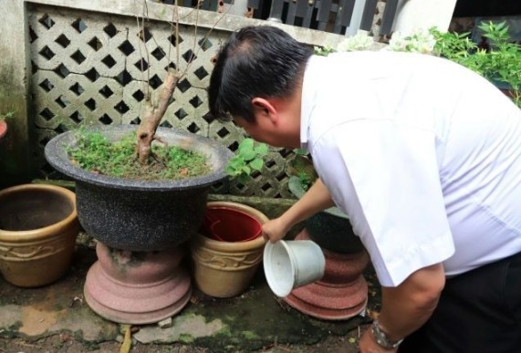 HCM City’s health workers inspect potential mosquito breeding sites during dengue fever surveillance.