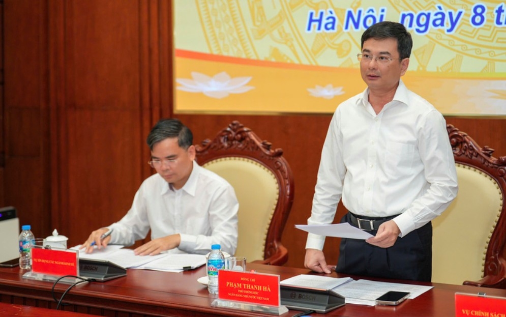 Deputy Governor Pham Thanh Ha chairs the press conference (Photo: SBV)