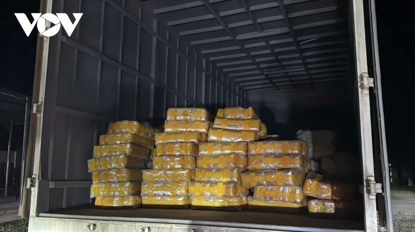 A vehicle transporting synthetic drugs is seized by the police 