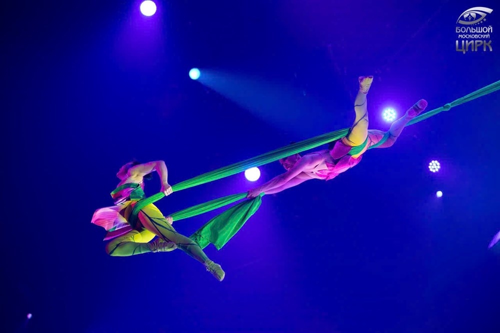 The mesmerizing aerial silk act Du Sen by Vietnamese artists (Source: baovanhoa.vn)