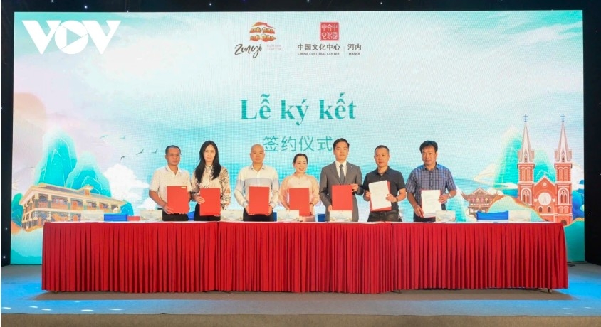 Vietnamese and Chinese tourism businesses sign a cooperation agreement to develop tourism.