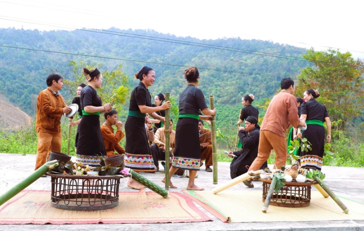 A ritual of the O Du ethnic people during the ceremony to welcome the first thunder of the year.
