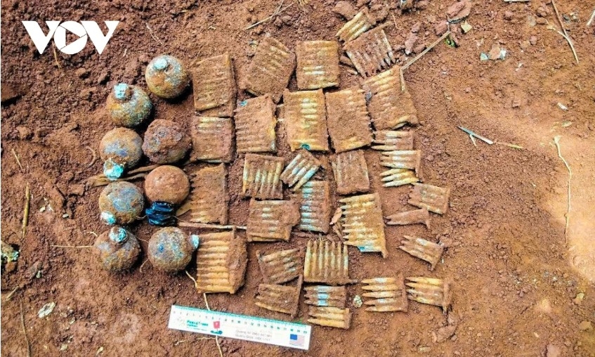 Unexploded explosives are discovered in Quang Tri garden 