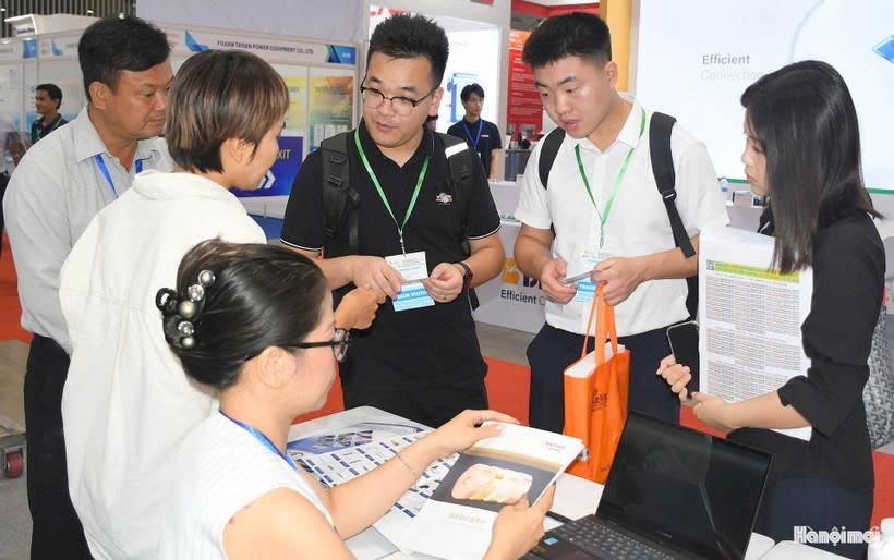 Visitors at the exhibitions (Photo: hanoimoi.vn)