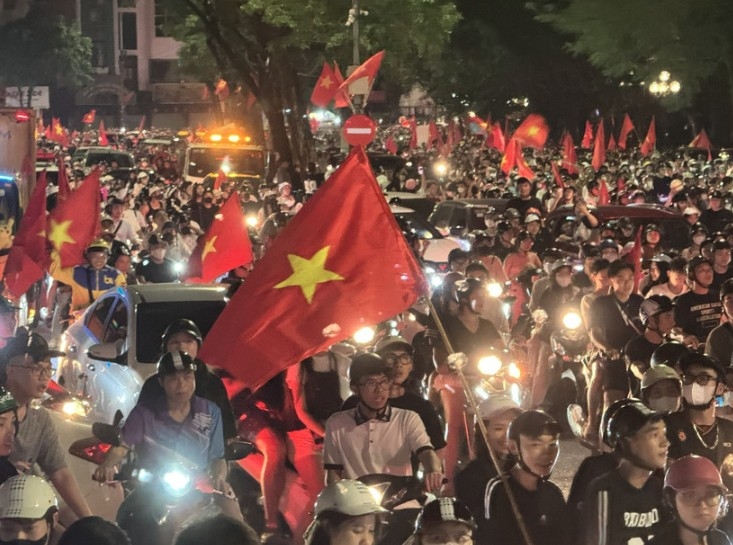 People take to Hanoi streets waving the national flag in celebration of the victory