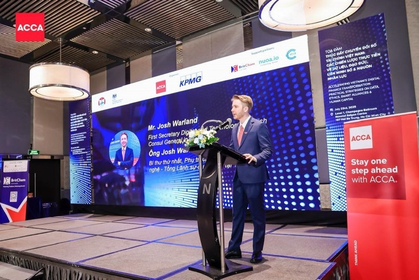 Josh Warland, First Secretary for Digital Economy and Technology at the British Consulate General in Ho Chi Minh City, speaks at the event. (Photo: VNA)
