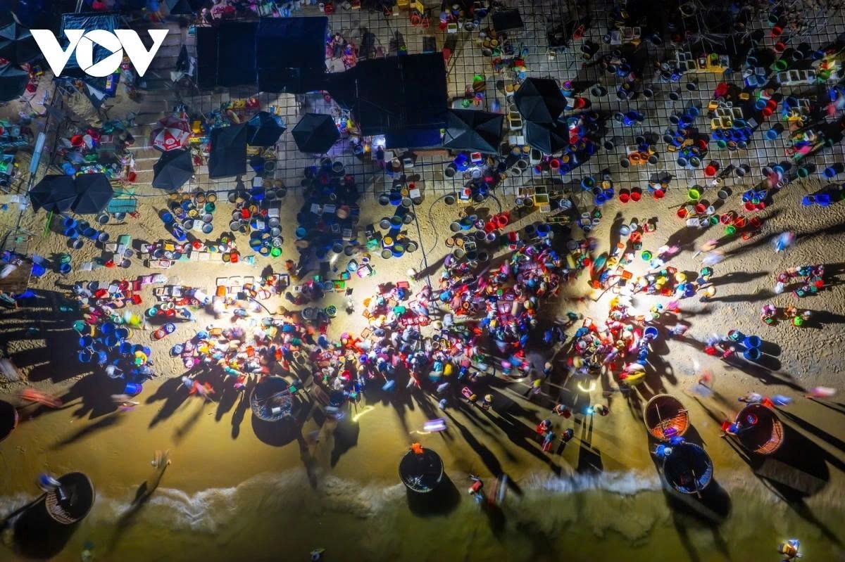 The market, located in Tam Xuan commune, begins as early as 3–4 a.m., when the sky is still dark and the sea is shrouded in morning mist.