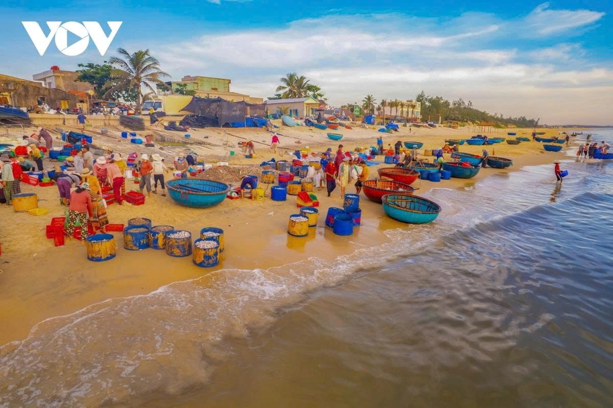 Hundreds of boats crowd the shoreline, creating a dazzling and dynamic scene under the warm hues of the rising sun.