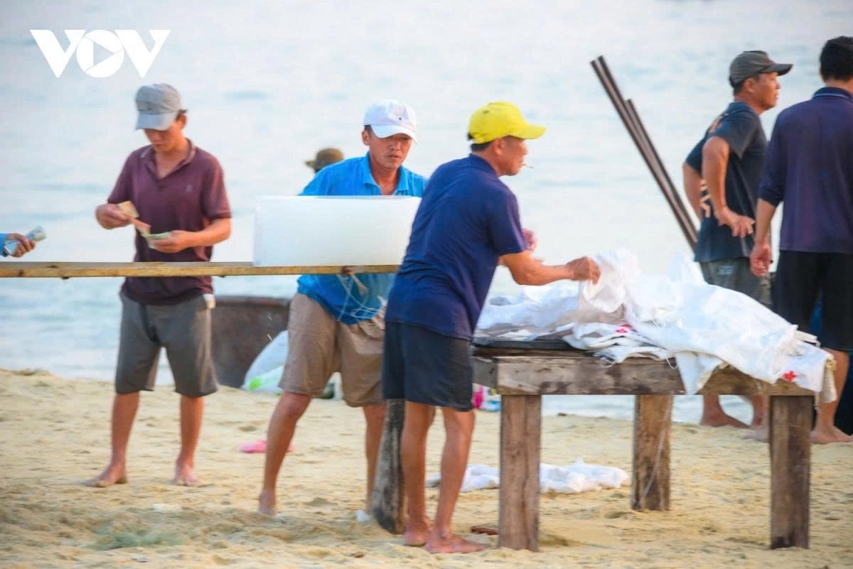 After the market session, fishermen are busy again preparing for their next voyage.