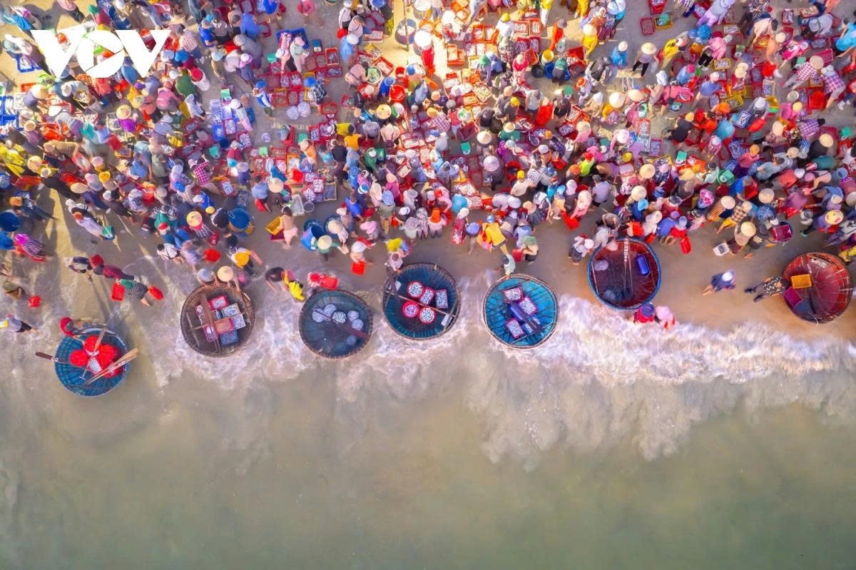 If visitors come here between 4 a.m. and 5 a.m. they will see the hustle and bustle of the market.