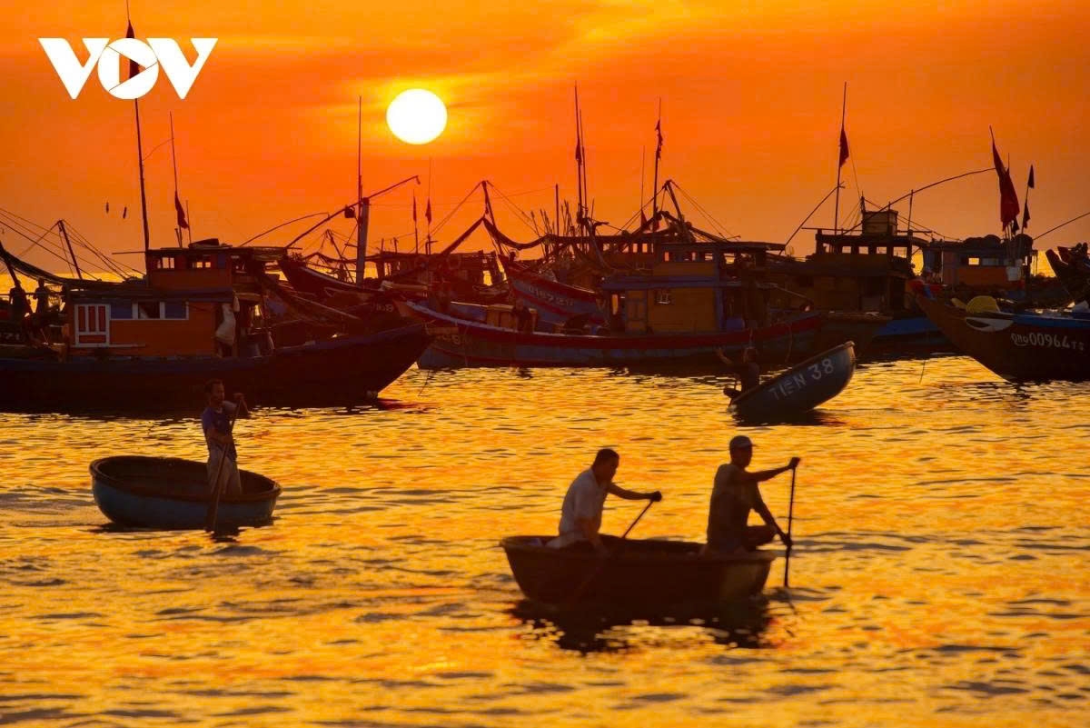 In addition to enjoying the bustling market scene, visitors have a chance to contemplate the beautiful scene of sunrise on the sea.